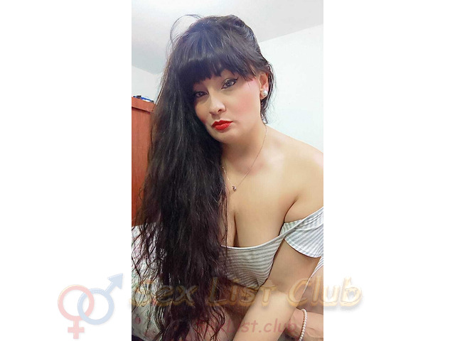 BELLEZA NATURAL CURVY ELEGANCIA Y SENSUALIDAD