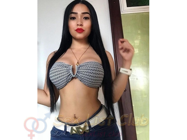 Bella señorita cara angelical y exquisito cuerpo